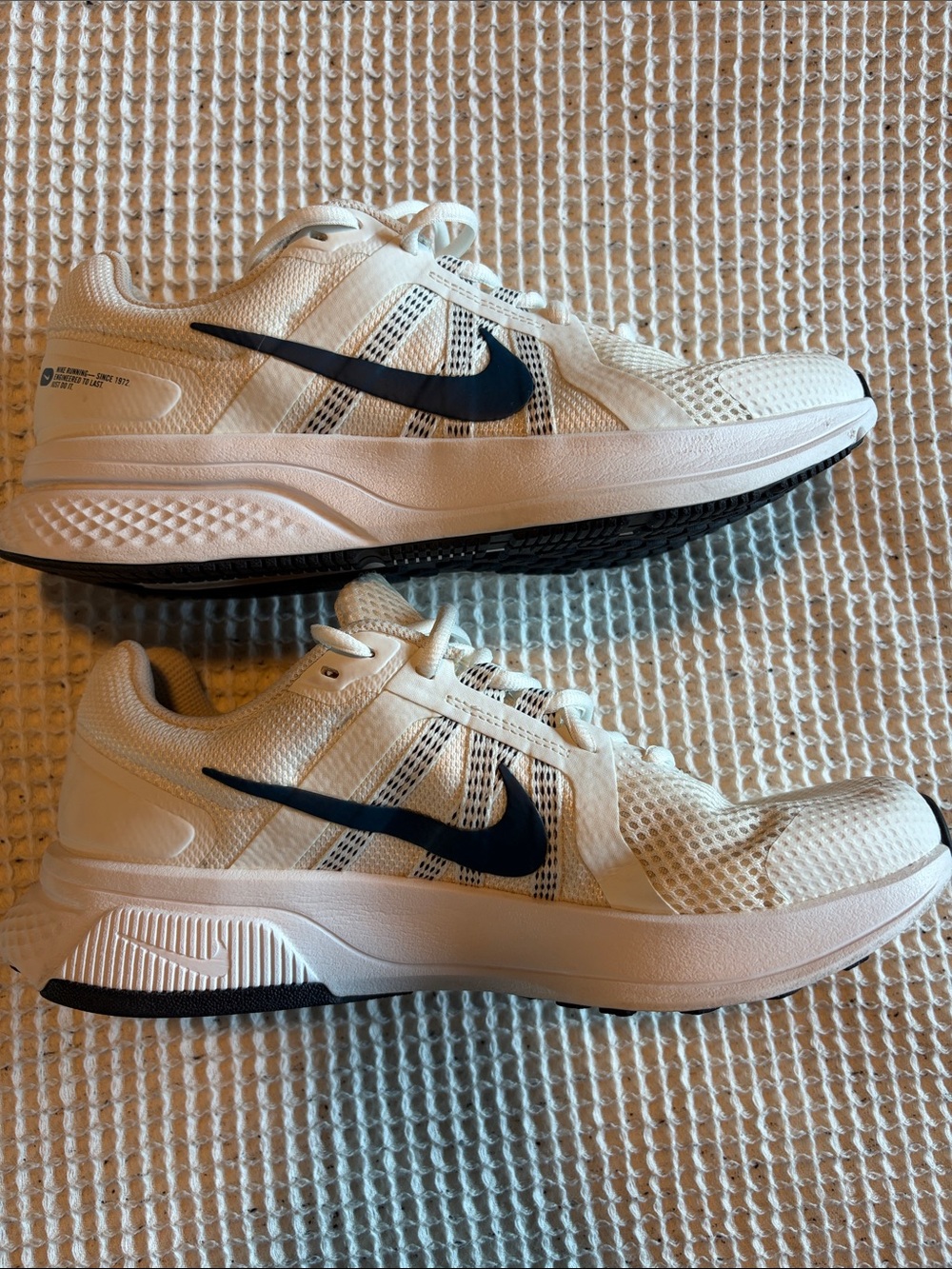 Nike Men’s White Athletic Running Shoes with Turquoise Swoosh